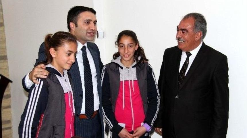 Kaymakam &Ccedil;elikel Şampiyon Atletleri Kabul Etti