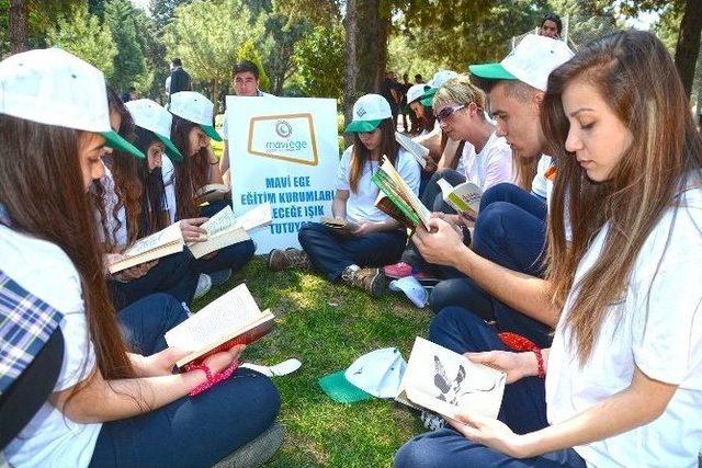 Mitinge Değil, Kitap Okumaya Gidiyorlar