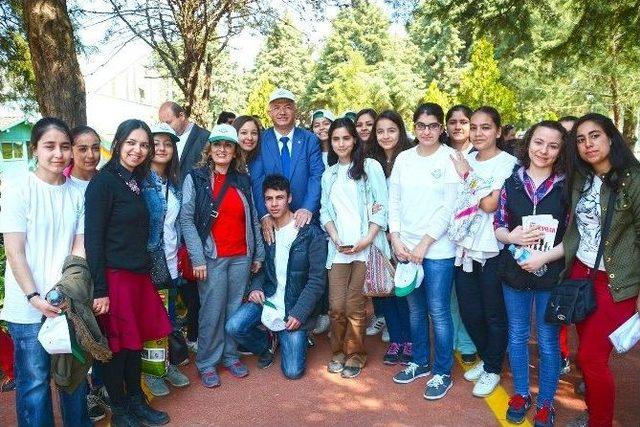 Mitinge Değil, Kitap Okumaya Gidiyorlar