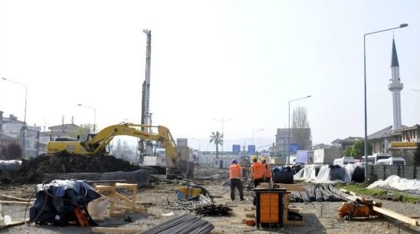 K&ouml;pr&uuml;l&uuml; Kavşak İnşaatı Devam Ediyor