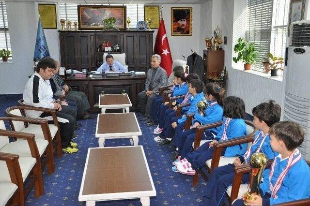 Minik Jimnastikçiler Başkan Kamil Saka’yı Ziyaret Etti