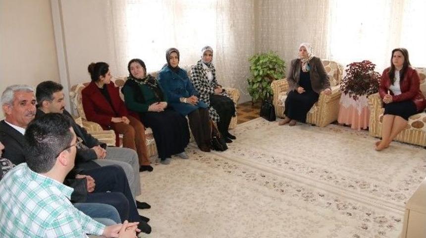 Vali Eşinden Engellilere Ziyaret