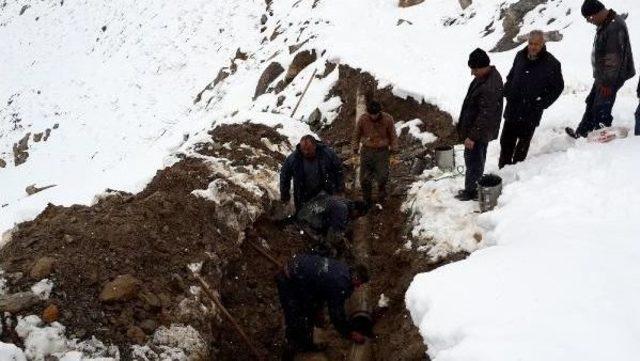 Hakkari'de Kar Altında Su Arızası Çalışması (2)