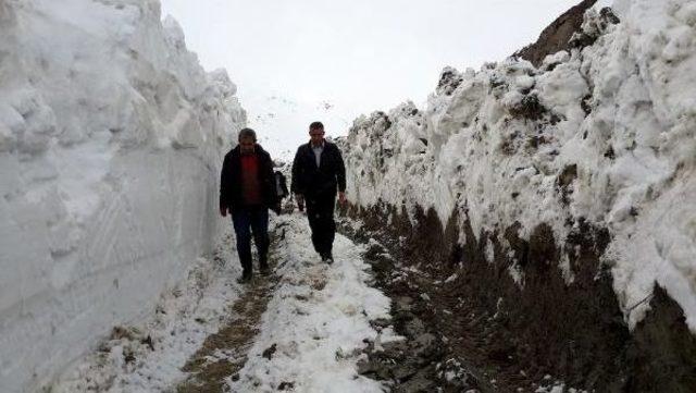 Hakkari'de Kar Altında Su Arızası Çalışması (2)