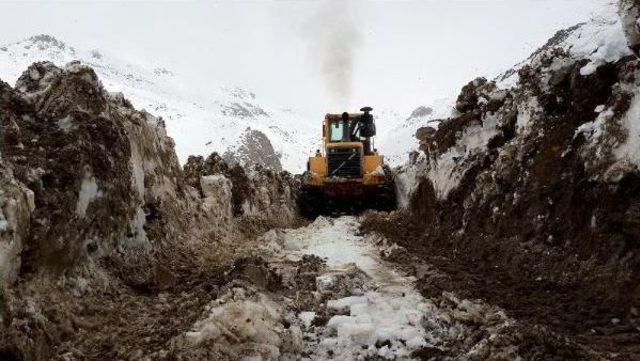 Hakkari'de Kar Altında Su Arızası Çalışması (2)