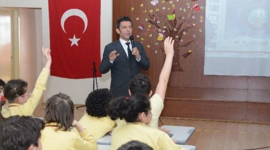 Polisten &Ouml;ğrencilere "sosyal Ağlardaki Tehlikeler Ve G&uuml;venli İnternet Kullanımı" Semineri