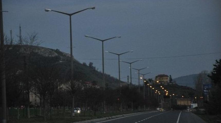 Boz&uuml;y&uuml;k&rsquo;te Vatandaş Yanmayan Aydınlatma Lambalarından Şikayet&ccedil;i