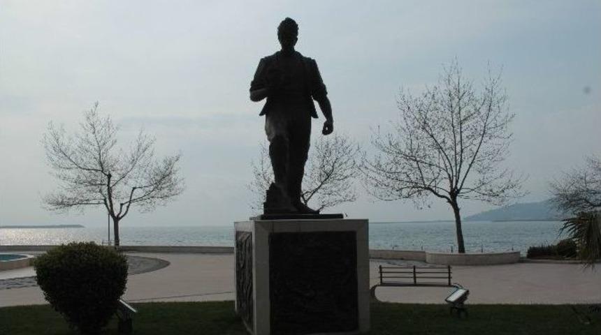 Uzun Mehmet Heykelinin Kazması &Ccedil;alındı