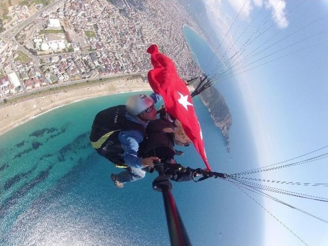 Polisler Yama&ccedil; Paraş&uuml;t&uuml;yle Atlayış Yaptı