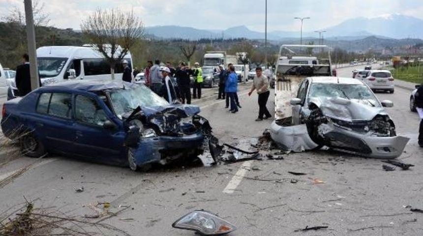 Otomobil, Ağaca Ve 3 Otomobile &Ccedil;arptı: 5 Yaralı