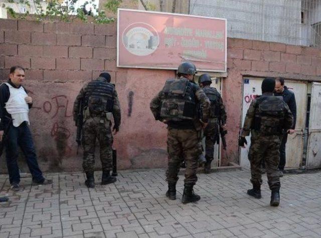 Diyarbakır'da Özel Harekatlı Zanlı Arama Operasyonu
