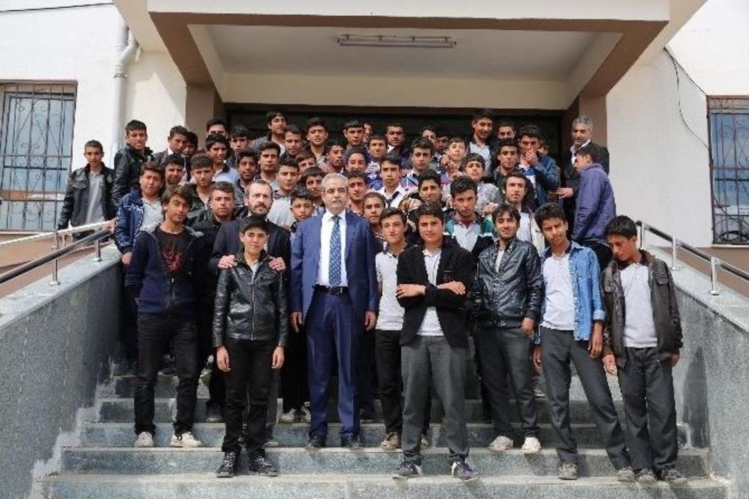 Haliliye Belediyesi&rsquo;nden Yarışmaya Katılacak 600 &Ouml;ğrenciye 600 Kitap