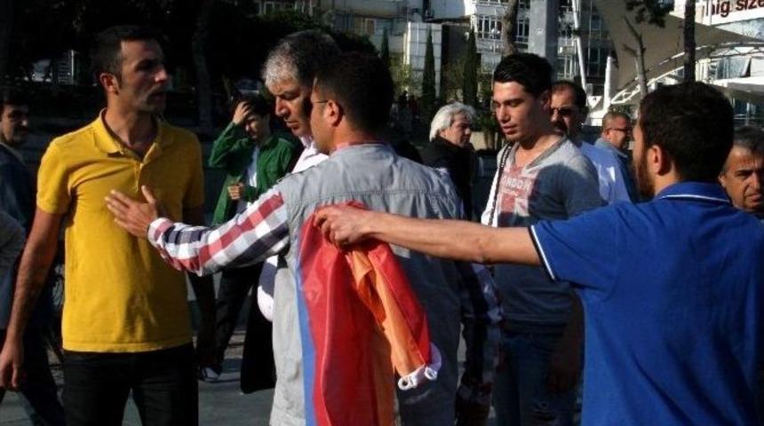 Ermenistan Bayrağını &Ccedil;iğneyen Gence Lin&ccedil; Girişimi