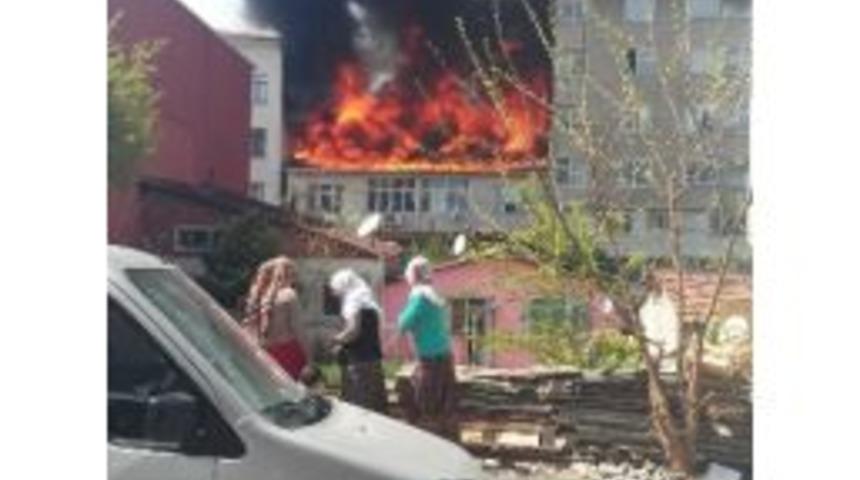 Ataşehir&rsquo;de Bir Binanın &Ccedil;atı Katında Yangın