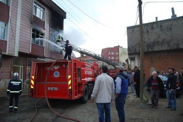 Benzin Dökülen Soba Evi Kül Etti: 4 Yaralı