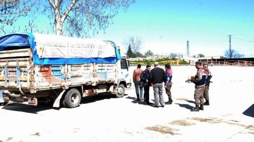 20 Ka&ccedil;ak Dana İle Yolda Yakalandılar