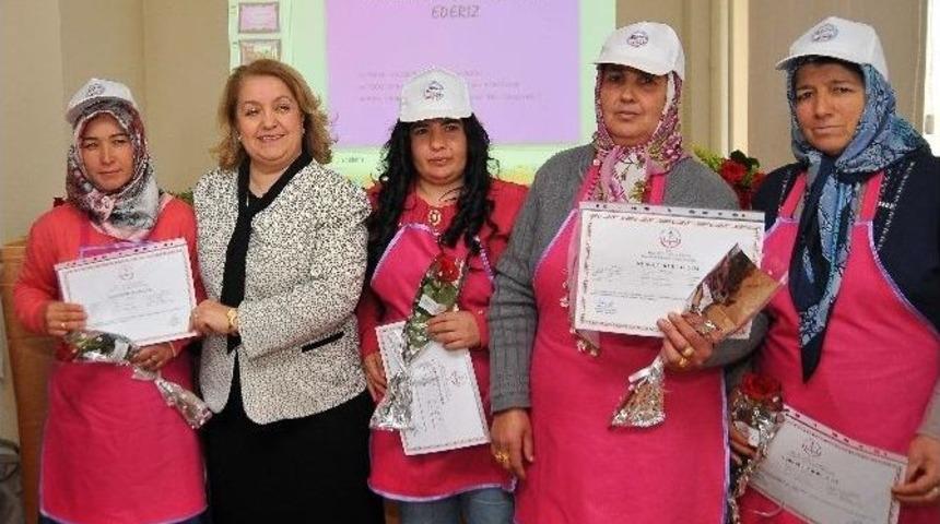 Kevser &Ccedil;akacak Kadın Kursiyerlere Sertifika Verdi