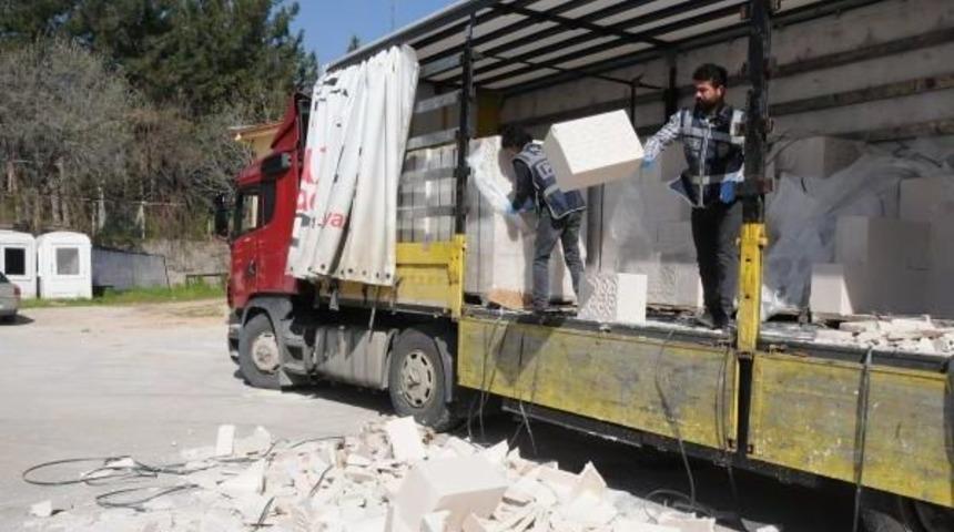 Tır'daki Al&ccedil;ı Bloklardan 150 Bin Ka&ccedil;ak Sigara &Ccedil;ıktı