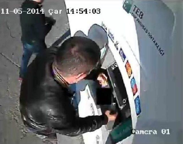 Sahte Polis, Bankanın Güvenlik Kamerasına Yakalandı