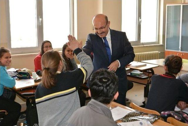 Vali Hasan K&uuml;rkl&uuml;, Başarılı &Ouml;ğrencileri Ziyaret Etti 1