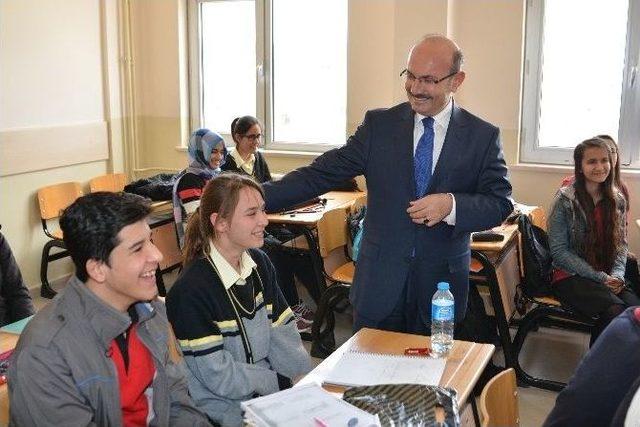 Vali Hasan K&uuml;rkl&uuml;, Başarılı &Ouml;ğrencileri Ziyaret Etti 2