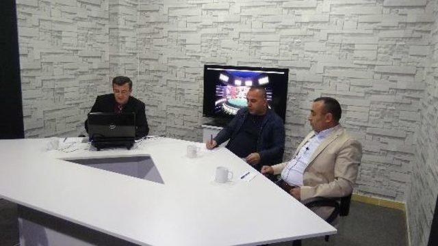 Gebzespor Taraftarı Batı Yakası Tv'yi Basıp, Canlı Yayında Başkanı Istifadan Vazgeçirmeye Çalıştı