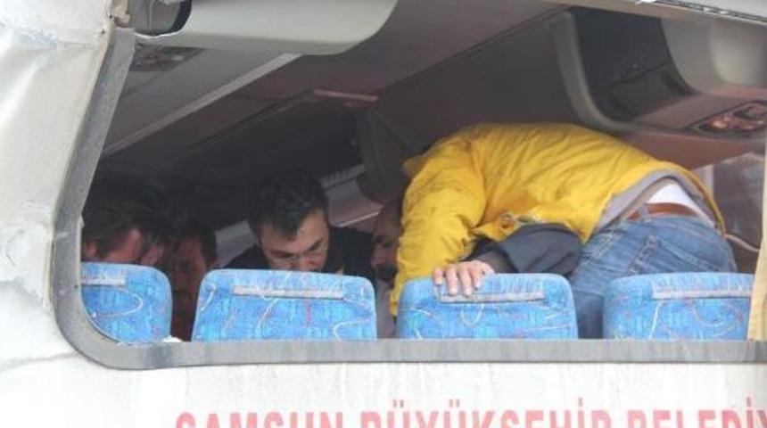 Yolcu Midib&uuml;s&uuml;, Halk Otob&uuml;s&uuml;ne Arkadan &Ccedil;arptı; 18 Yaralı