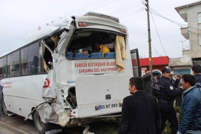 Yolcu Midibüsü, Halk Otobüsüne Arkadan Çarptı; 18 Yaralı