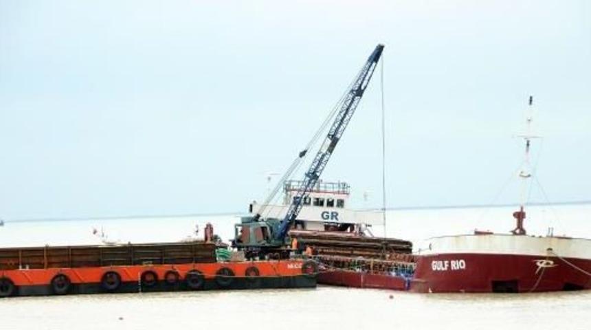 Samsun&rsquo;Da Yan Yatan Geminin Y&uuml;k&uuml; Boşaltılmaya Başlandı