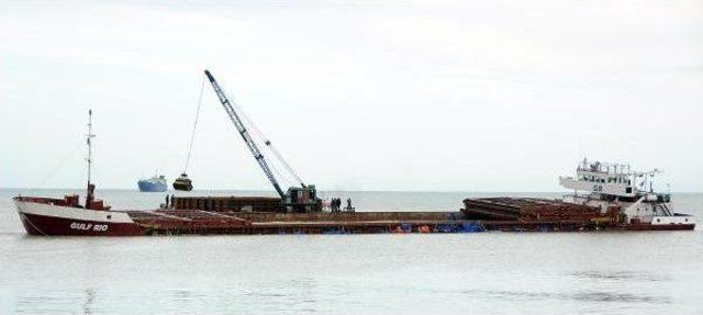 Samsun’Da Yan Yatan Geminin Yükü Boşaltılmaya Başlandı