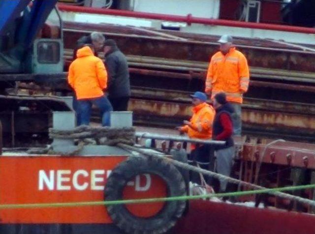 Samsun’Da Yan Yatan Geminin Yükü Boşaltılmaya Başlandı