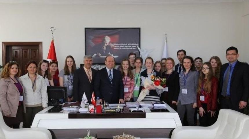 Polonyalı &Ouml;ğrencilerden Başkan &Ouml;zakcan&rsquo;a Ziyaret