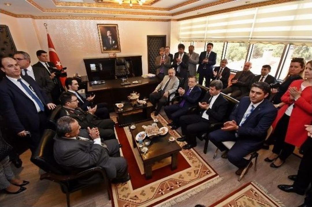 Başkan Uğur&rsquo;a Burhaniye&rsquo;de Coşkulu Karşılama