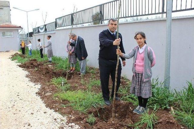 İlçe Emniyet Amirliği Yeni Binasının Bahçesine Ağaç Dikimi Yapıldı