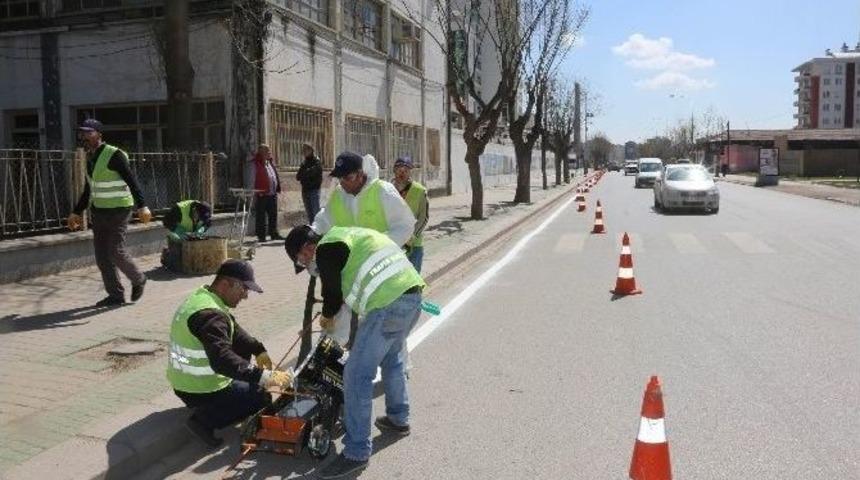 B&uuml;y&uuml;kşehir Ekiplerinden Yol &Ccedil;izgi Boya &Ccedil;alışmaları