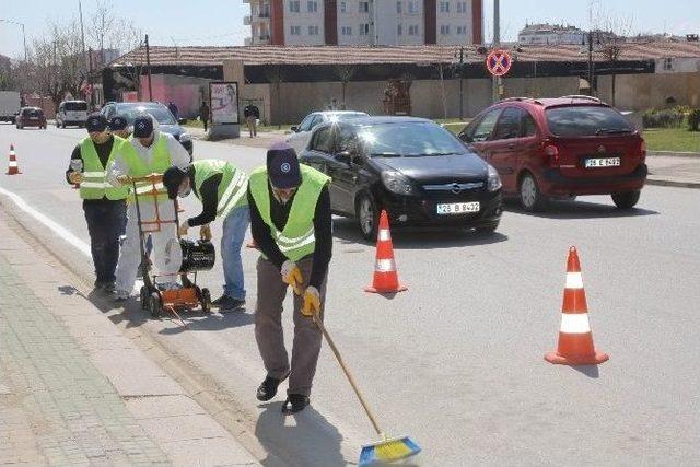 Büyükşehir Ekiplerinden Yol Çizgi Boya Çalışmaları