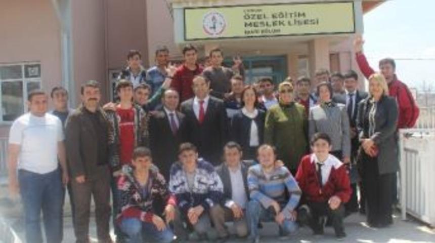 Protokol Eşlerinden İşitme Engelli &Ouml;ğrencilere Ziyaret