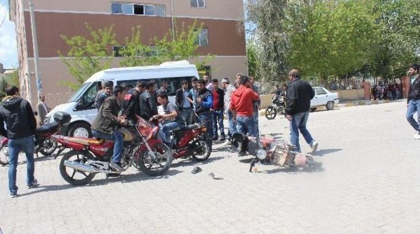 Motosiklet Otomobille &Ccedil;arpıştı: 1 Yaralı