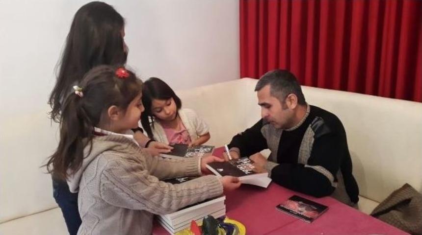 Yazar Kaşif Meri&ccedil;li &Ccedil;ocukluğunun Ge&ccedil;tiği &Ccedil;anakkale&rsquo;de 100. Yıl Anısına İlk Kitabını İmzaladı