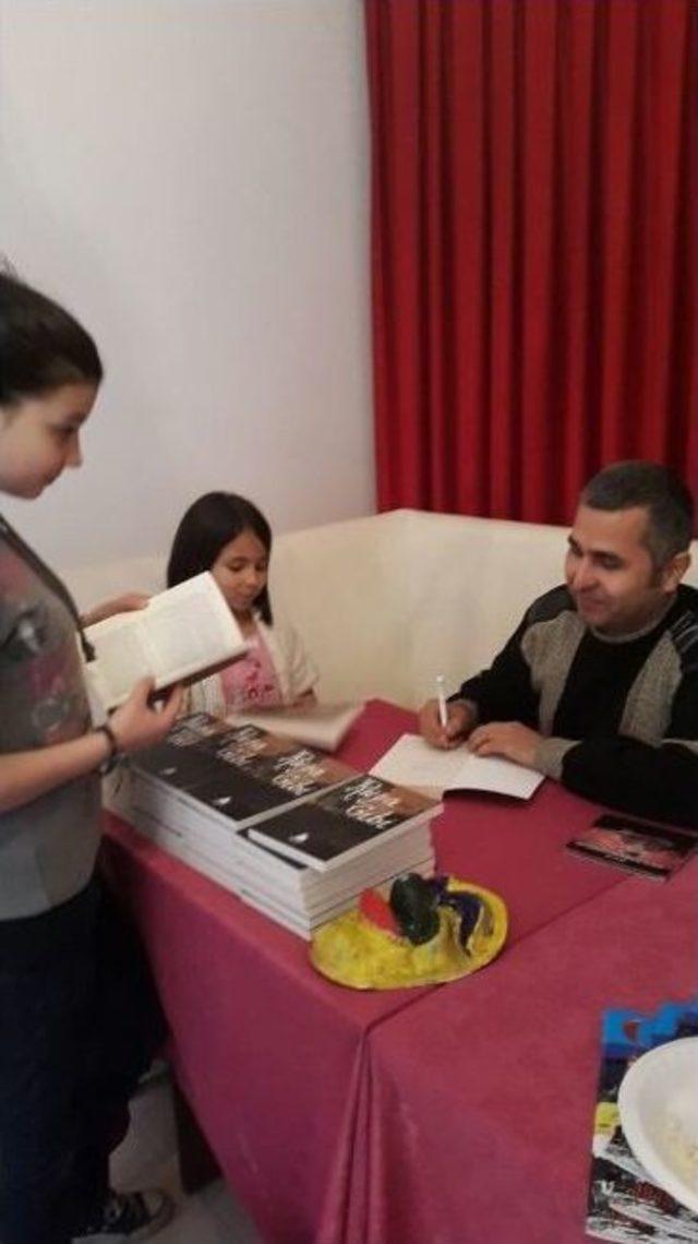 Yazar Kaşif Meri&ccedil;li &Ccedil;ocukluğunun Ge&ccedil;tiği &Ccedil;anakkale&rsquo;de 100. Yıl Anısına İlk Kitabını İmzaladı 1