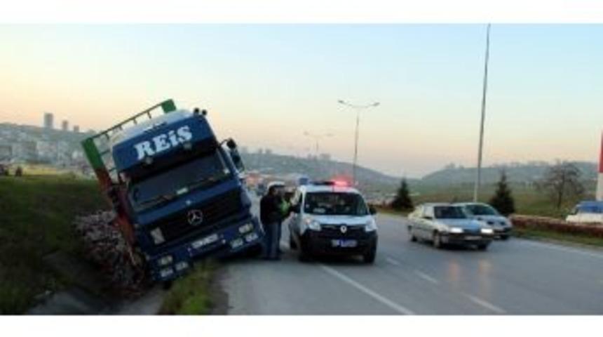 Parke Taş Y&uuml;kl&uuml; Tır Yan Yattı