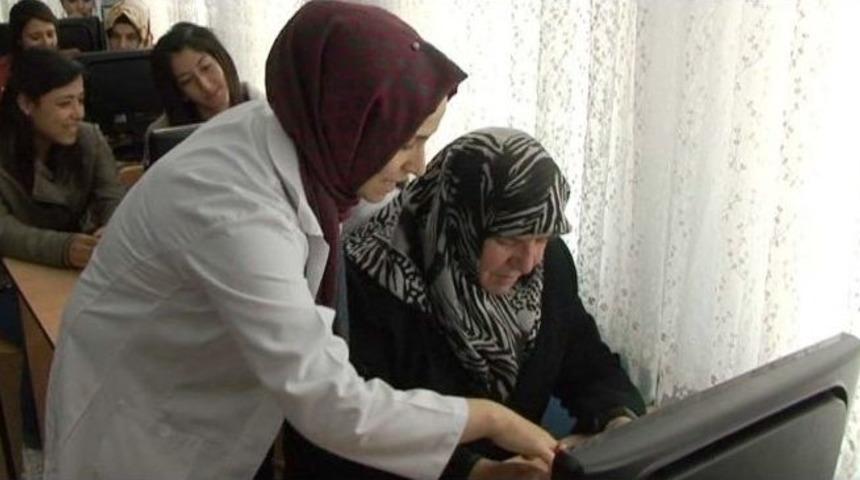 (&ouml;zel Haber) 73 Yaşında Facebook Kullanıyor