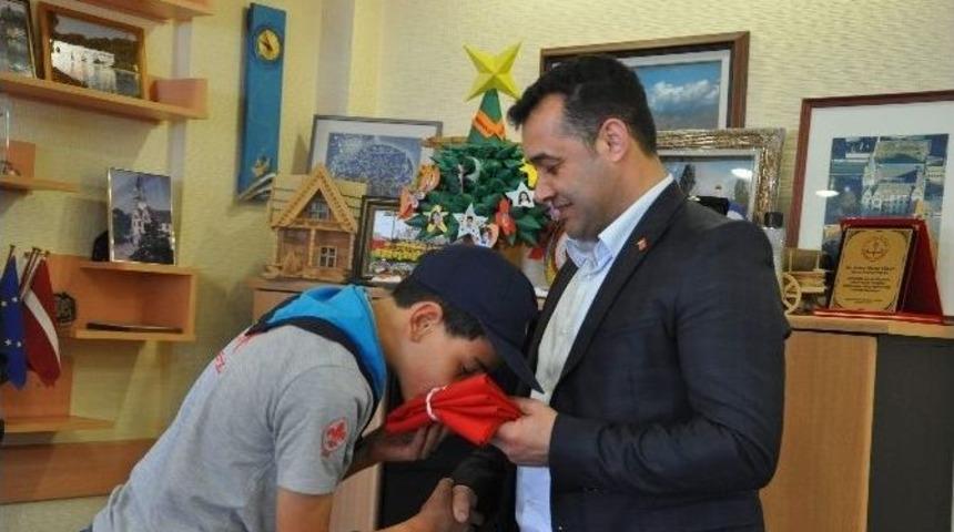 İzcilerden Başkan Y&uuml;cel&rsquo;e T&uuml;rk Bayrağı