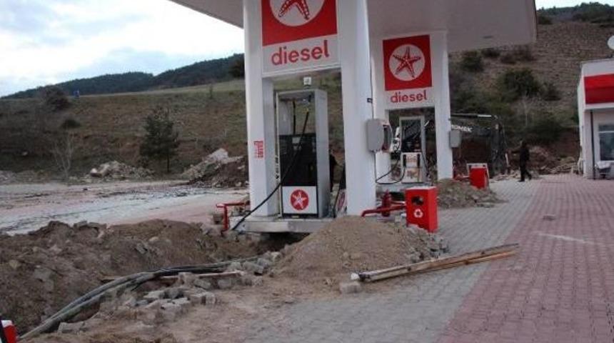 Ka&ccedil;ak Akaryakıt Istasyonunun Altından 190 Tonluk Tanker &Ccedil;ıktı