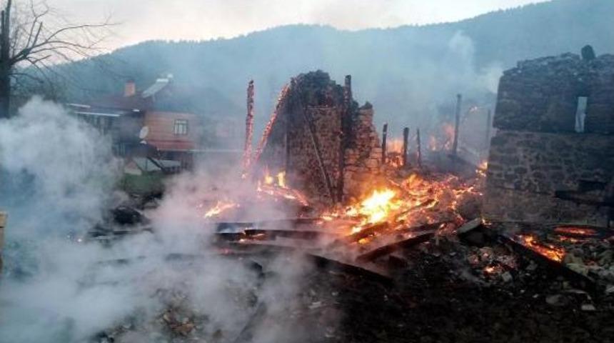 K&ouml;yde Yangın: 5 Ev, 1 Samanlık Ve 2 Otomobil Yandı