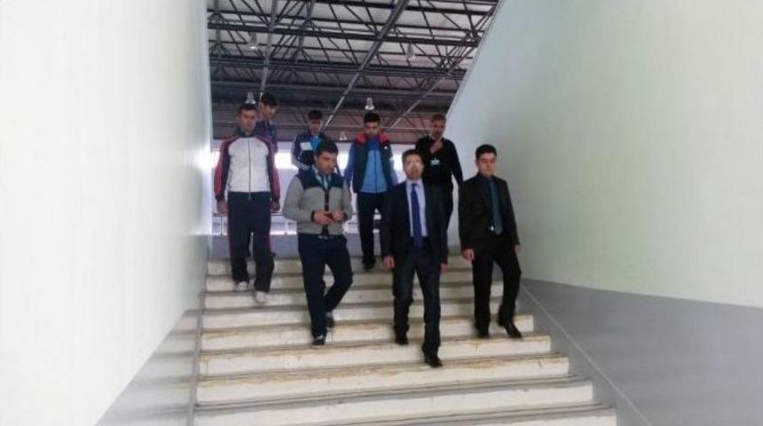 &Ccedil;elik, Spor Lisesi Ve &Ouml;ğrenci Yurdunu Ziyaret Etti