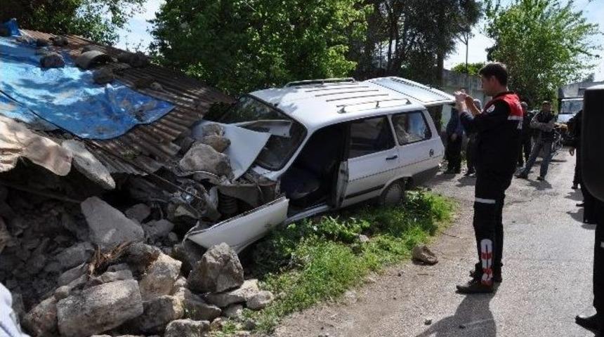 Yaşlı Adam Otomobiliyle Evin Duvarını Yıktı