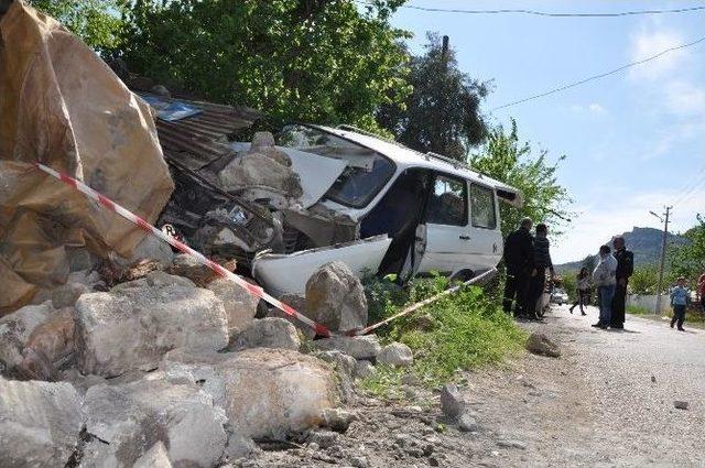 Yaşlı Adam Otomobiliyle Evin Duvarını Yıktı 2