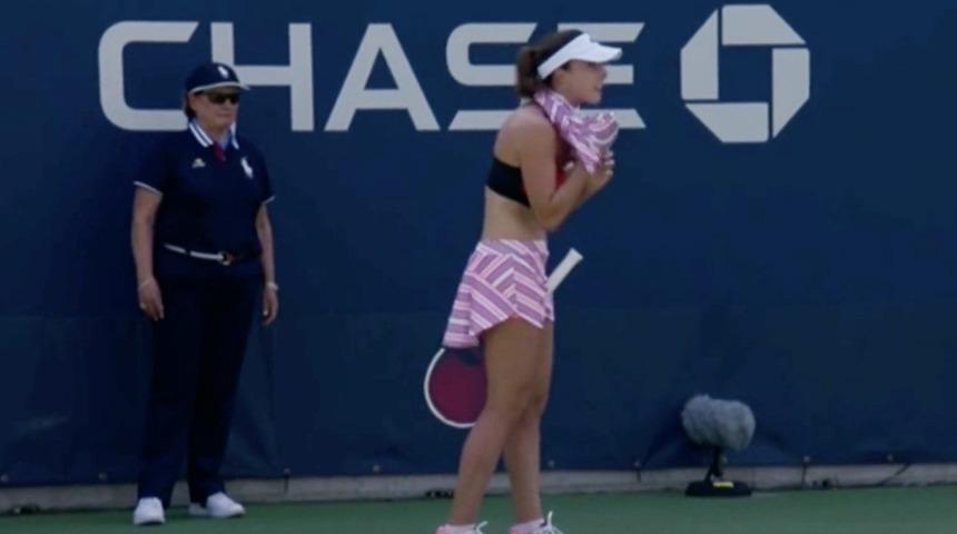 Maçta tişörtünü çıkartan Alize Cornet'a ceza verildi!