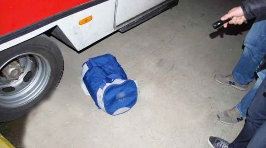 Kokain Dolu &Ccedil;antayı Bırakıp Ka&ccedil;tı